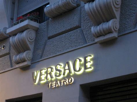 teatro versace milano piazza vetra|Versace, un teatro per l’immagine.